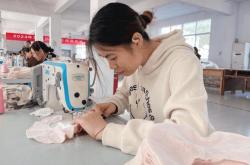宾县扶贫车间开设缝纫技能课，妇女月入3500元助力脱贫致富